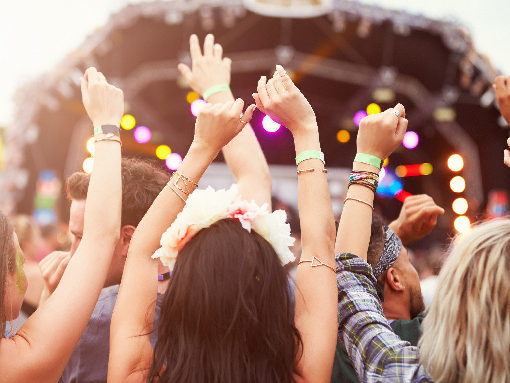 Mit Flyern die Crowd begeistern: Wie Festival- und Konzertwerbung Ihre Marke rocken